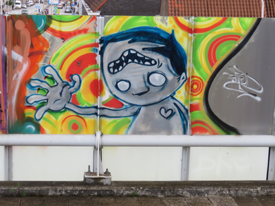 829785 Afbeelding van graffiti met WTIP, op het geluidsscherm bij Station Utrecht Zuilen, met links op de achtergrond ...